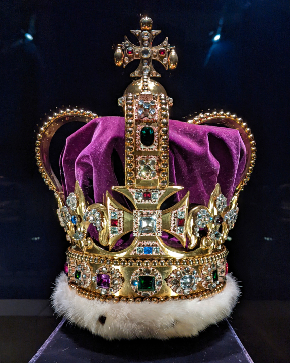 The St. Edward’s Crown with which Charles will be CROWNED is made of PURE GOLD and weighs over two kilograms The St. Edward’s Crown with which Charles will be CROWNED is made of PURE GOLD and weighs over two kilograms